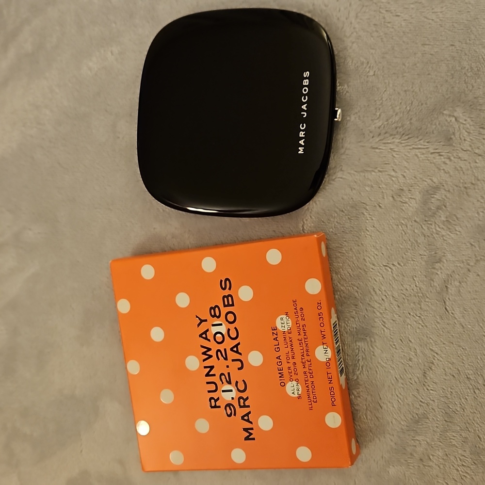 MARC JACOBS O!mega glaze all over luminizer worth the wait